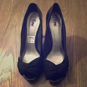 Fioni Black Women’s Suede Knot Peep Toe Heels